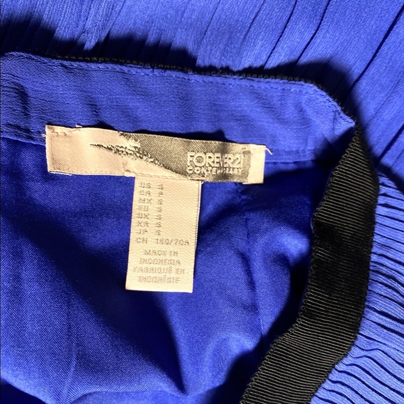 3/20 Forever 21 Contemporary pleated periwinkle skirt w/ black trimmed waistline - Picture 4 of 4
